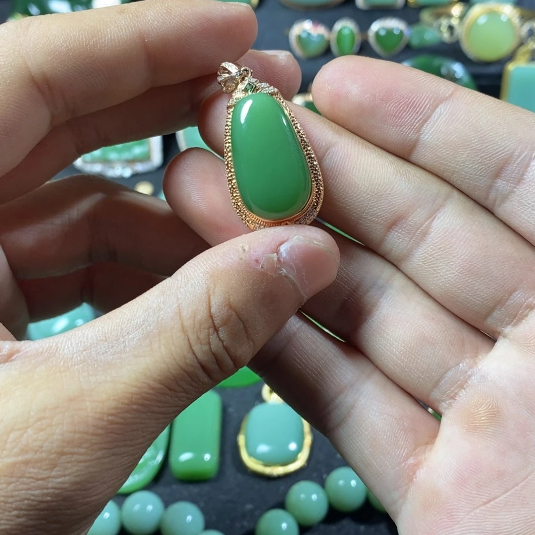 颈饰18K金镶嵌和田玉（碧玉）