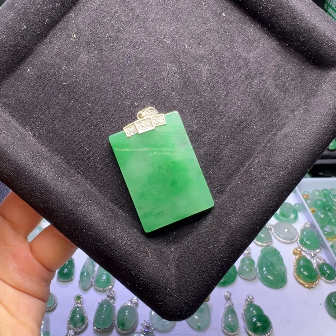 石英质玉（非洲翠）未镶嵌颈饰