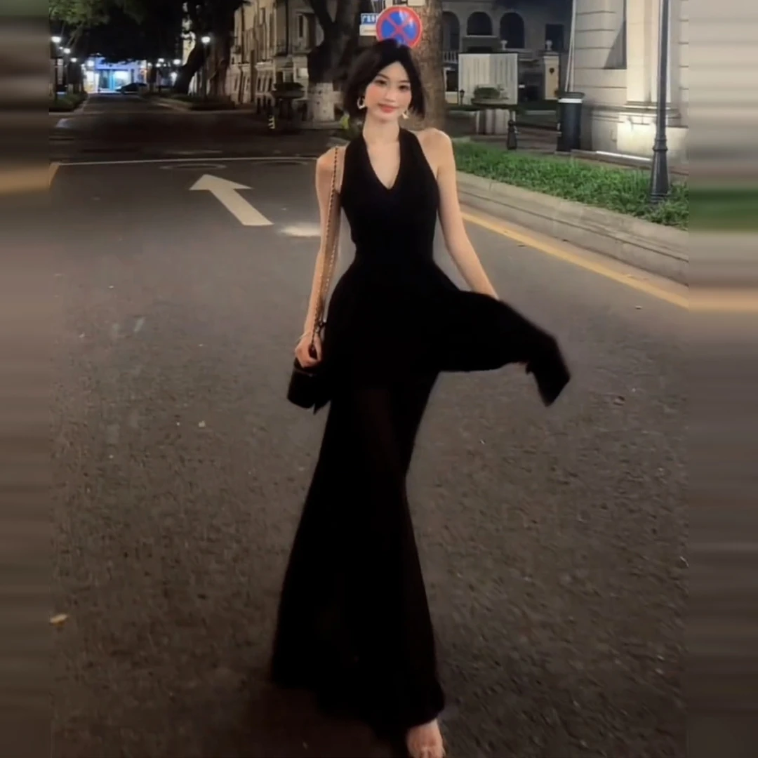 高级感法式气质黑色v领挂脖连衣裙子女夏季2025新款掐腰显瘦长裙