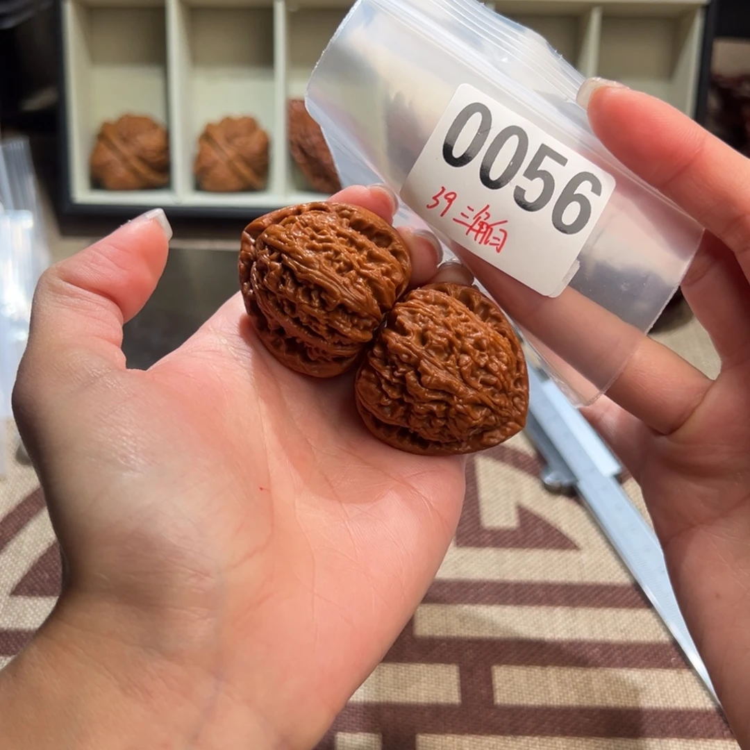 39三角白文玩核桃