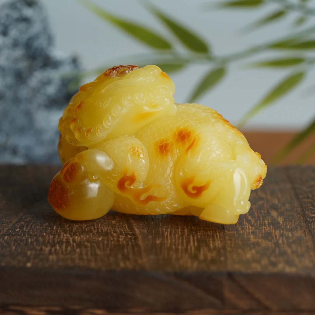 原矿蜜蜡雕刻麒麟（曹智作品）约35.5*69*44.5mm约44.3g11251021-02