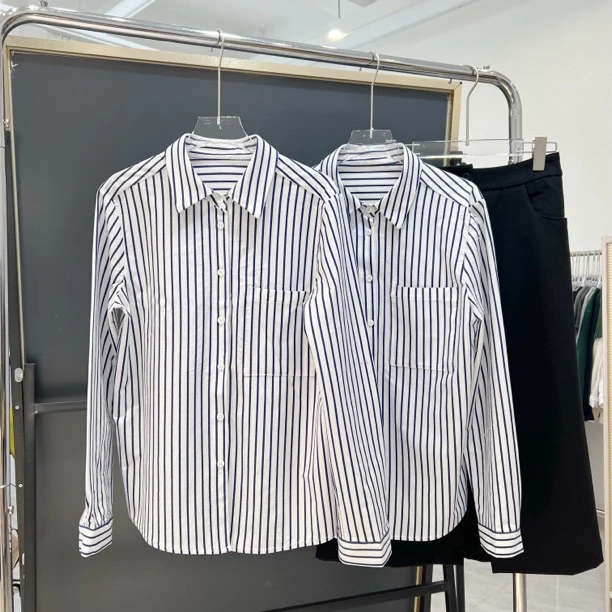 【柳条儿】线条之美-柔软丝光液氨棉针织条纹短外套通勤风长袖衬衣