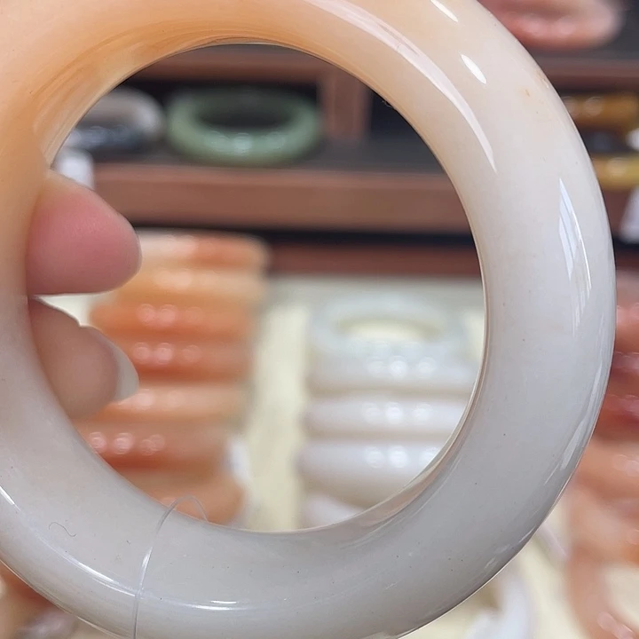 石英质玉手镯未镶嵌?****呀