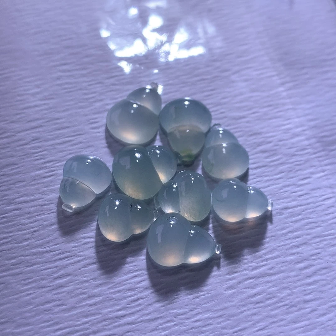 翡翠未镶嵌颈饰一手