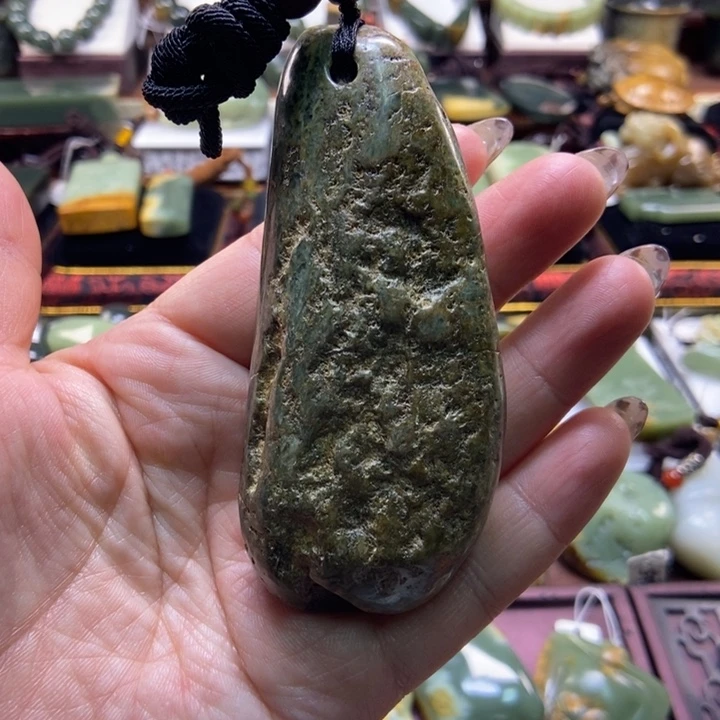 未镶嵌岫岩河磨玉（透闪石质玉）把件