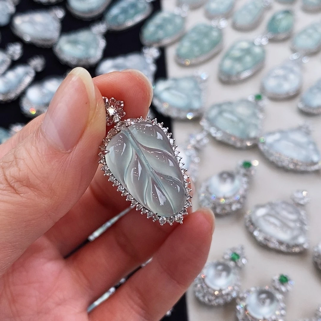 翡翠颈饰18K金镶嵌天然缅甸翡翠吊坠叶子