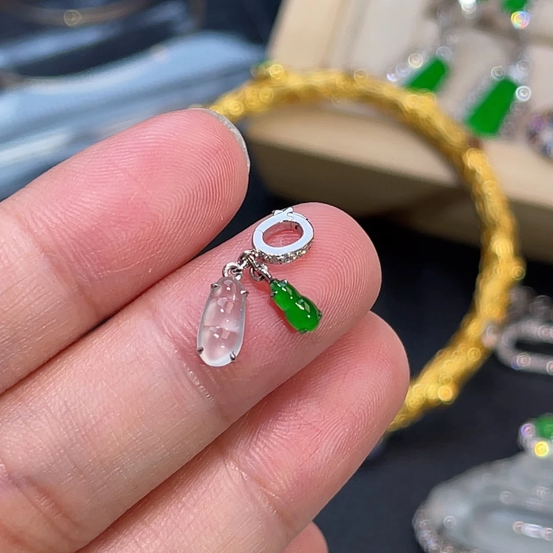 翡翠18K金镶嵌颈饰福豆葫芦