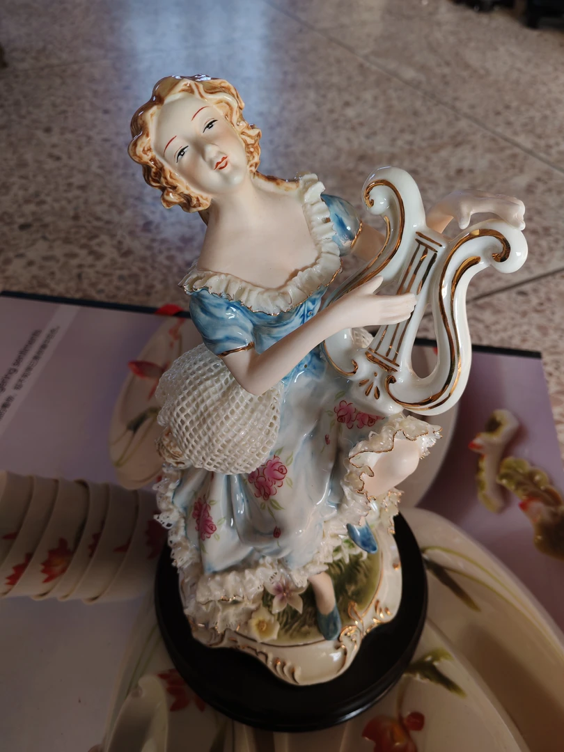 弹里拉琴的女孩瓷偶摆件