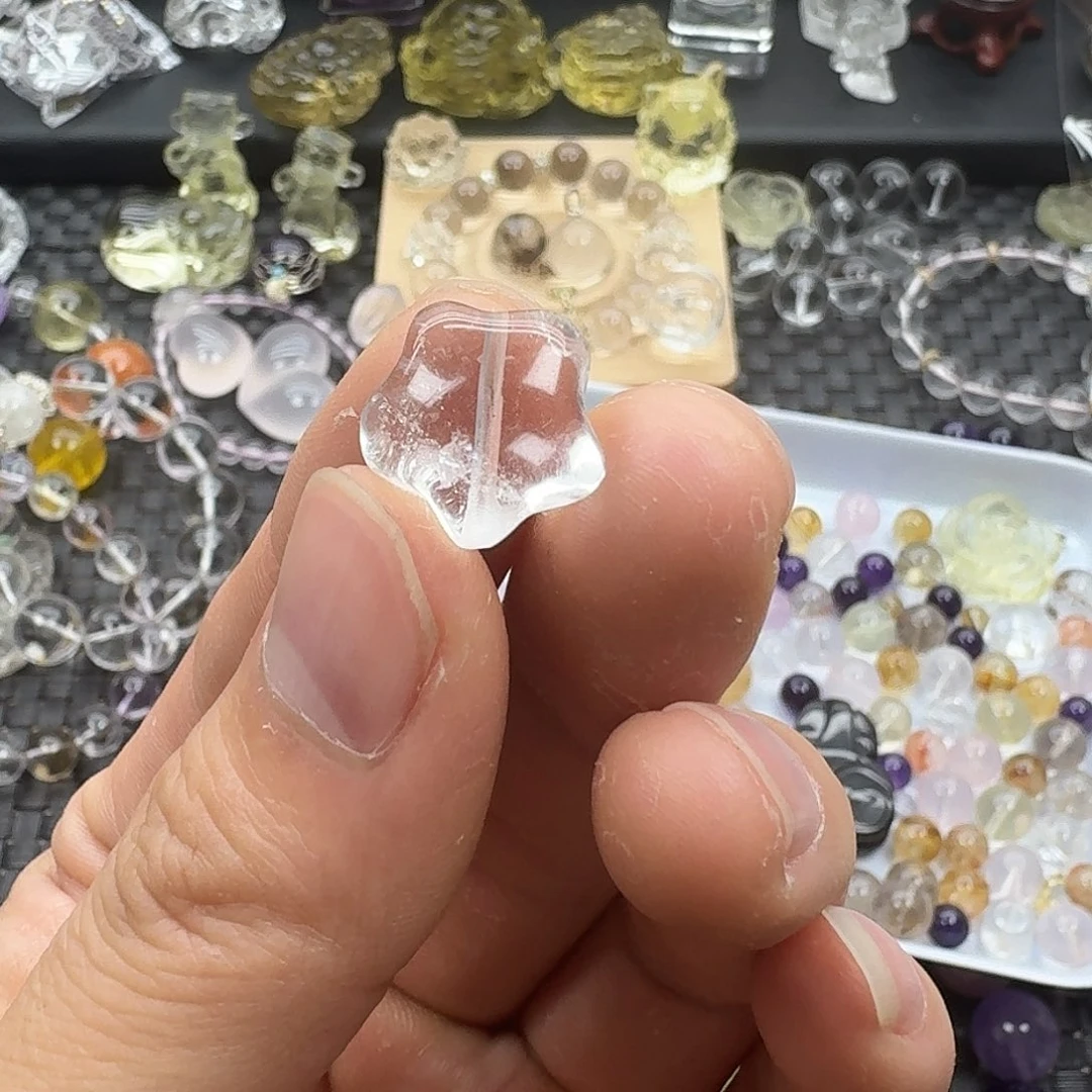 冯****颈饰未镶嵌水晶天然水晶