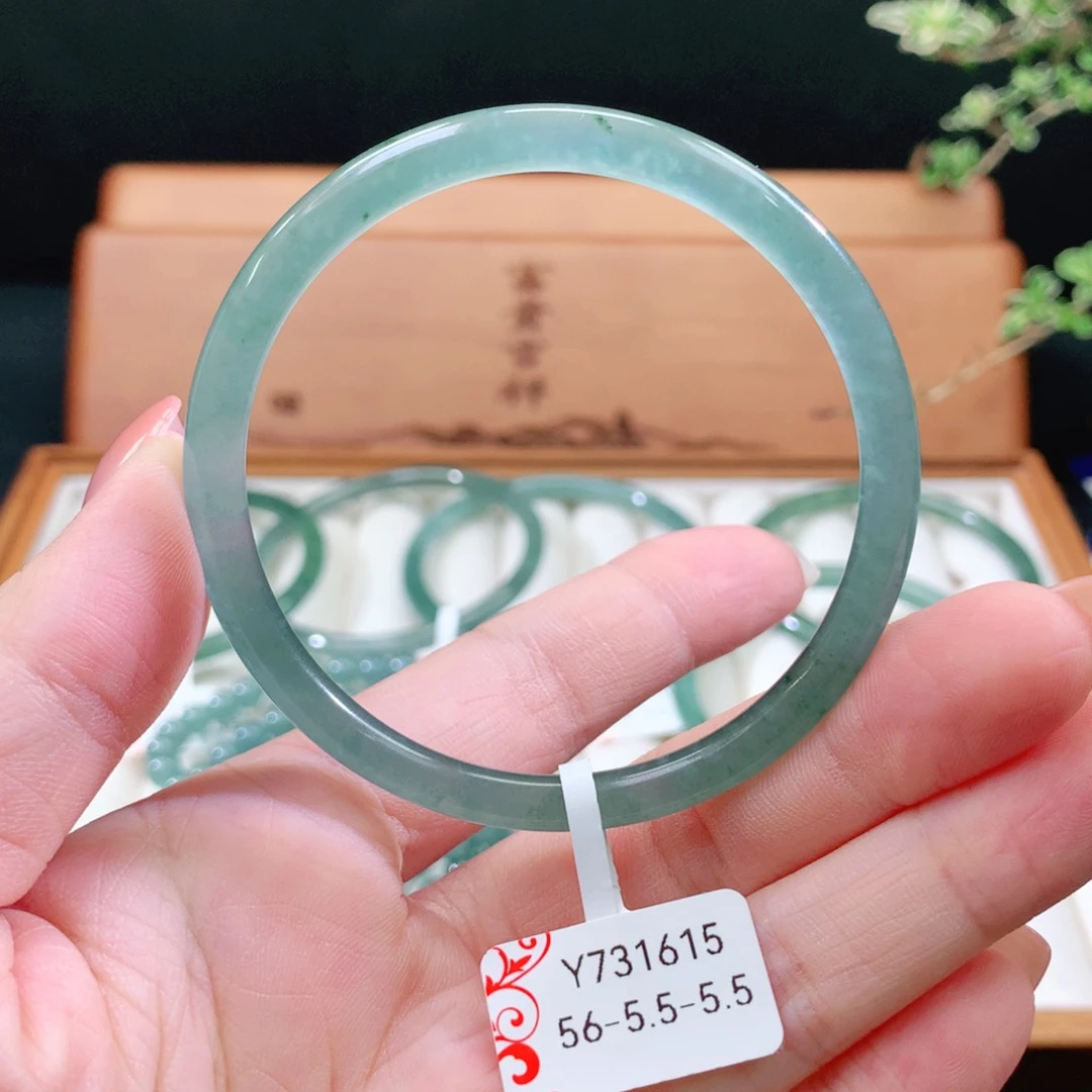 翡翠手镯未镶嵌天然