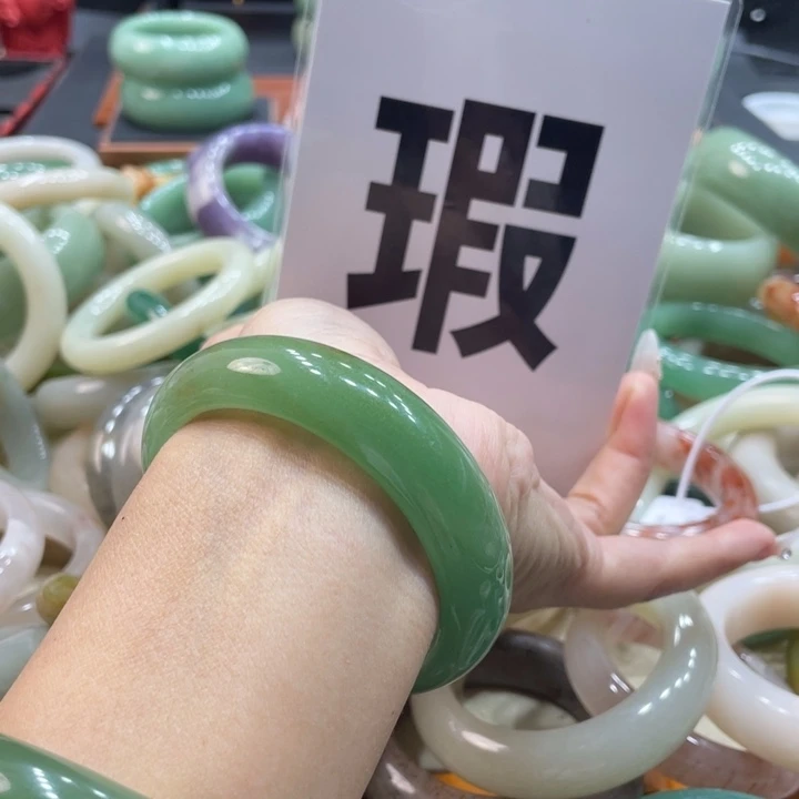 浅***茉石英质玉未镶嵌珠宝奇石