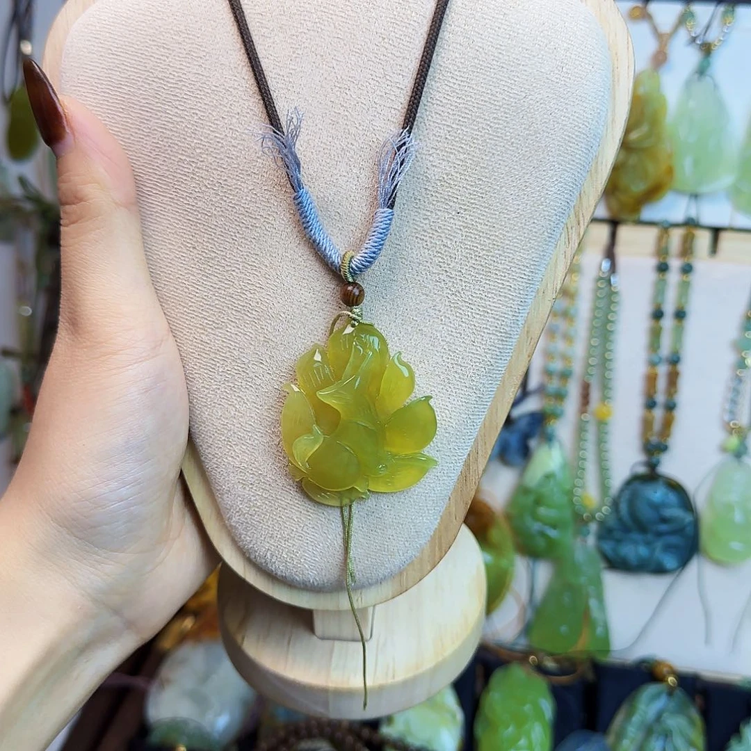 蛇纹石玉未镶嵌颈饰