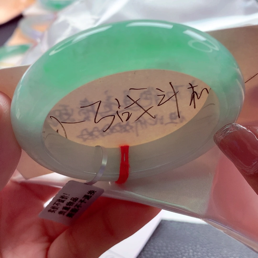 青***界翡翠未镶嵌手镯师妹满色果绿甜翠色