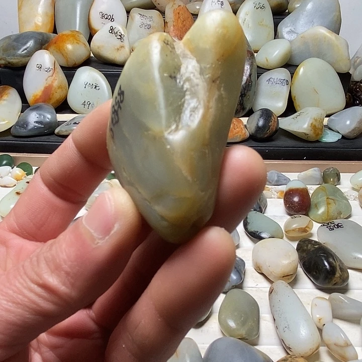 和田玉未镶嵌颈饰把件