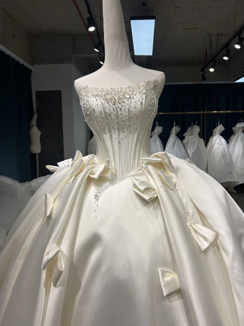 2025年新款缎面重工抹胸婚礼拖尾主婚纱，酒店婚礼，户外婚礼均可