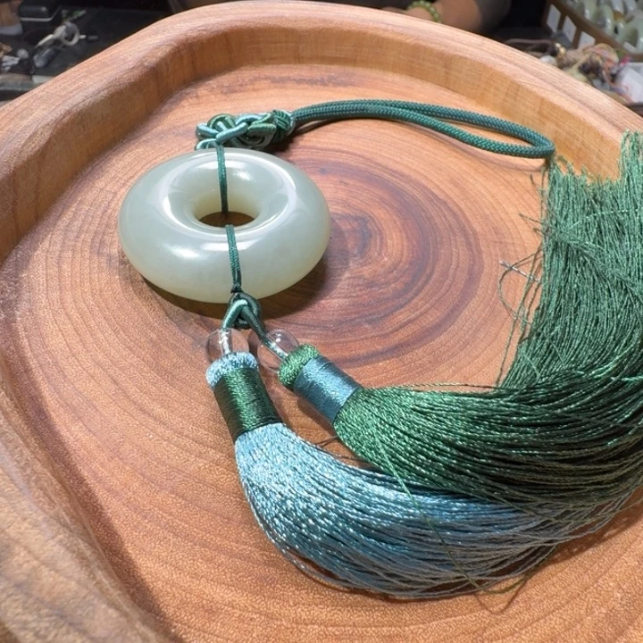 正***视和田玉未镶嵌颈饰