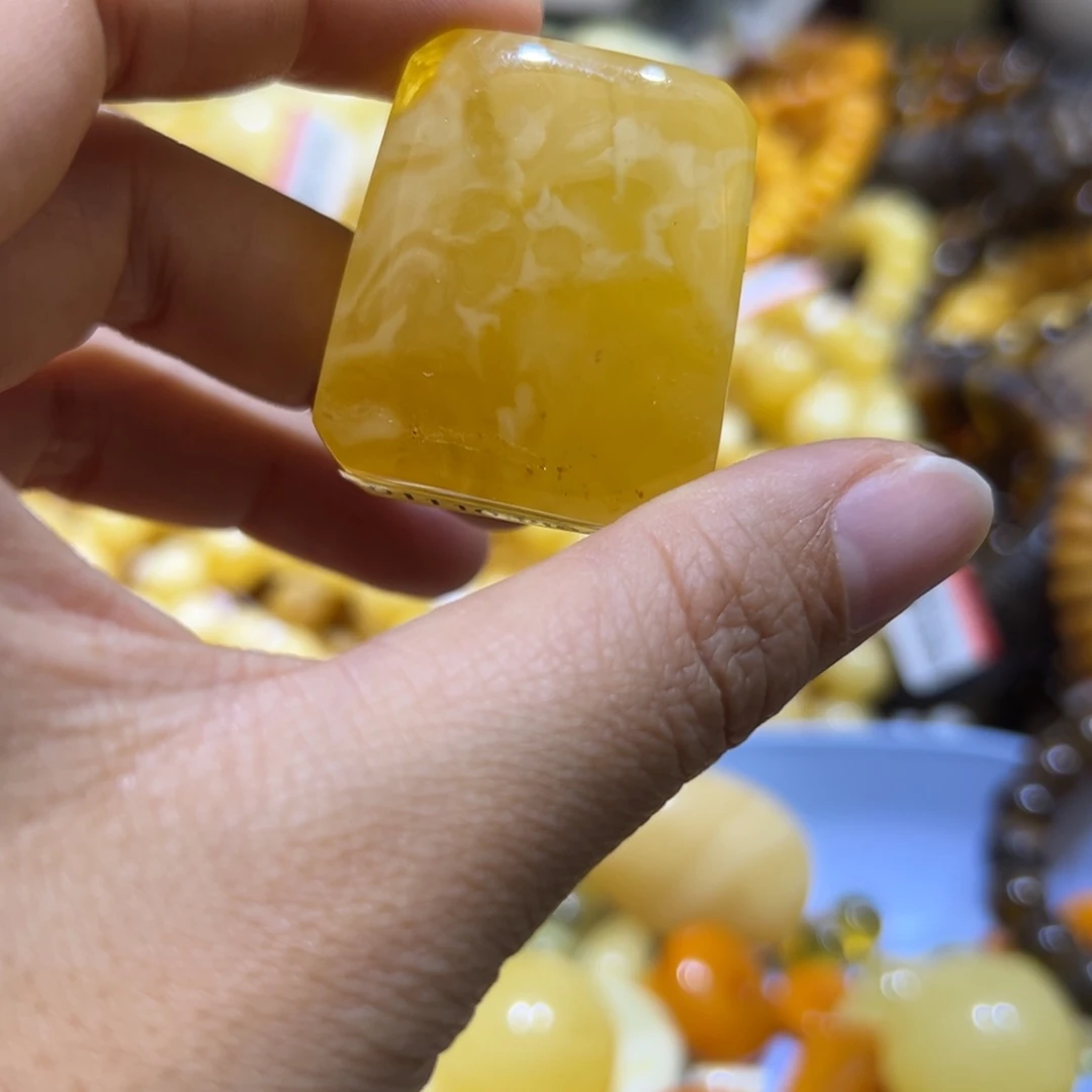 琥珀珠宝奇石未镶嵌