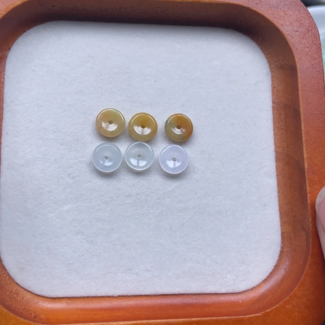 翡翠散珠翡翠小扣卡8。 6颗