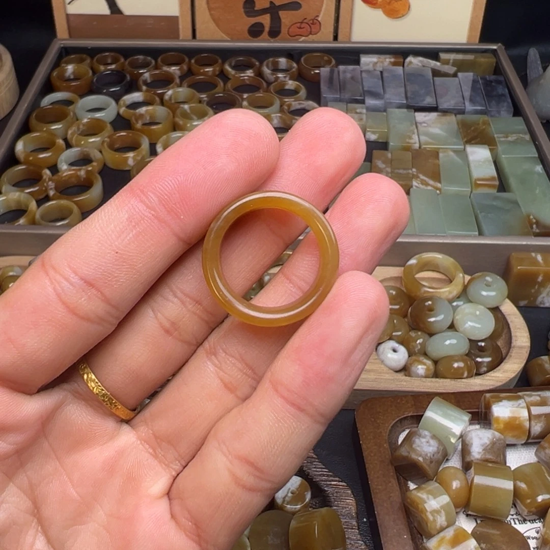 ****豆和田玉（糖玉）未镶嵌珠宝奇石戒指