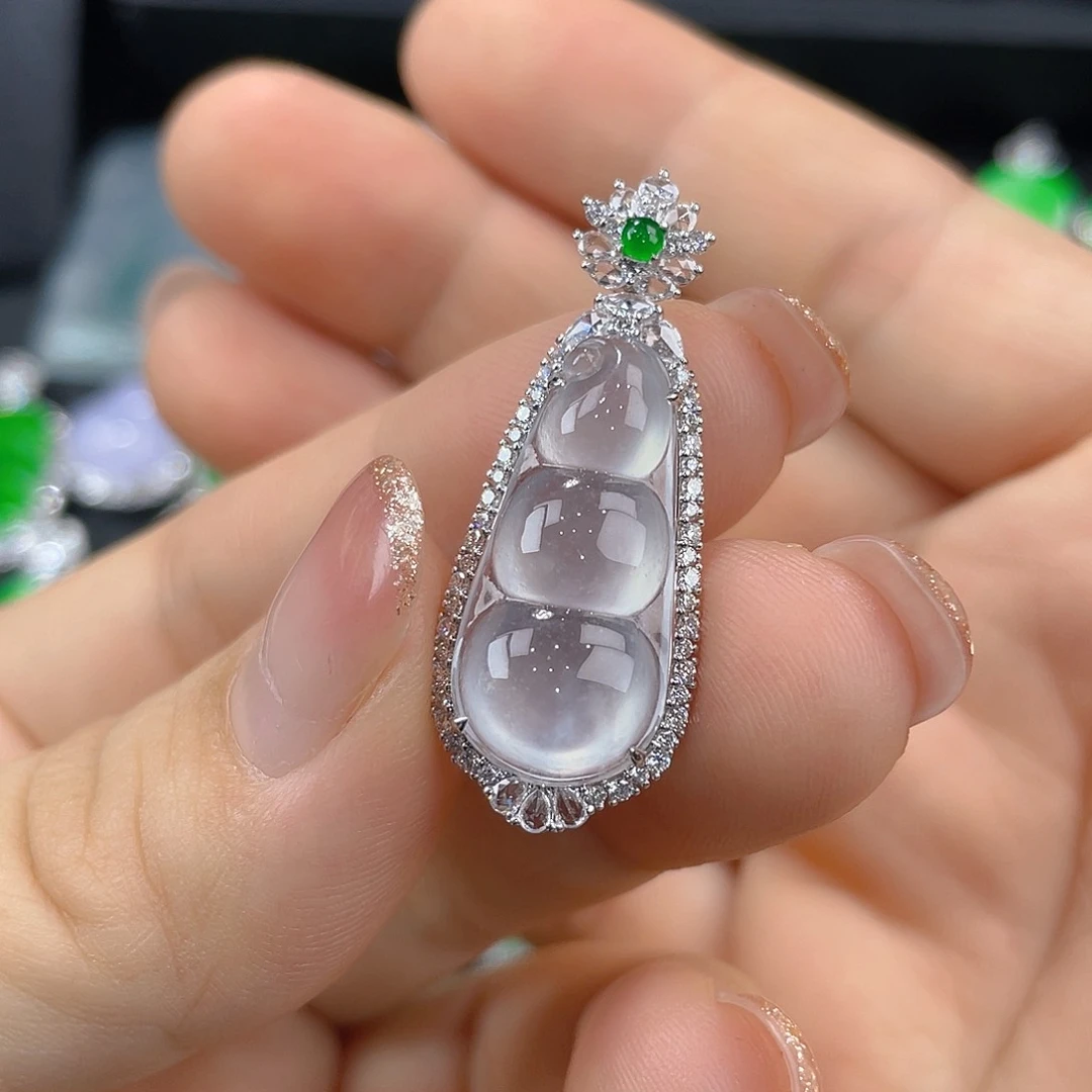 翡翠18K金镶嵌颈饰翡翠福豆