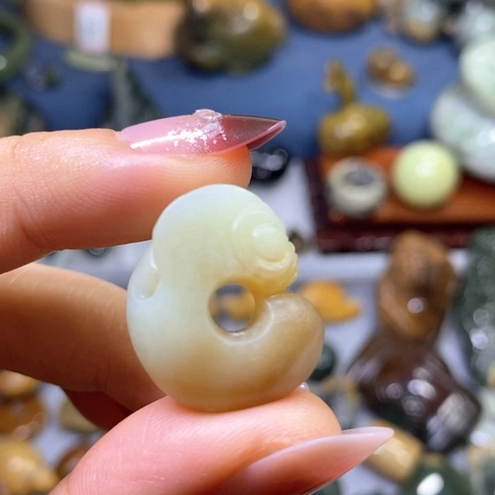 透闪石质玉未镶嵌挂件