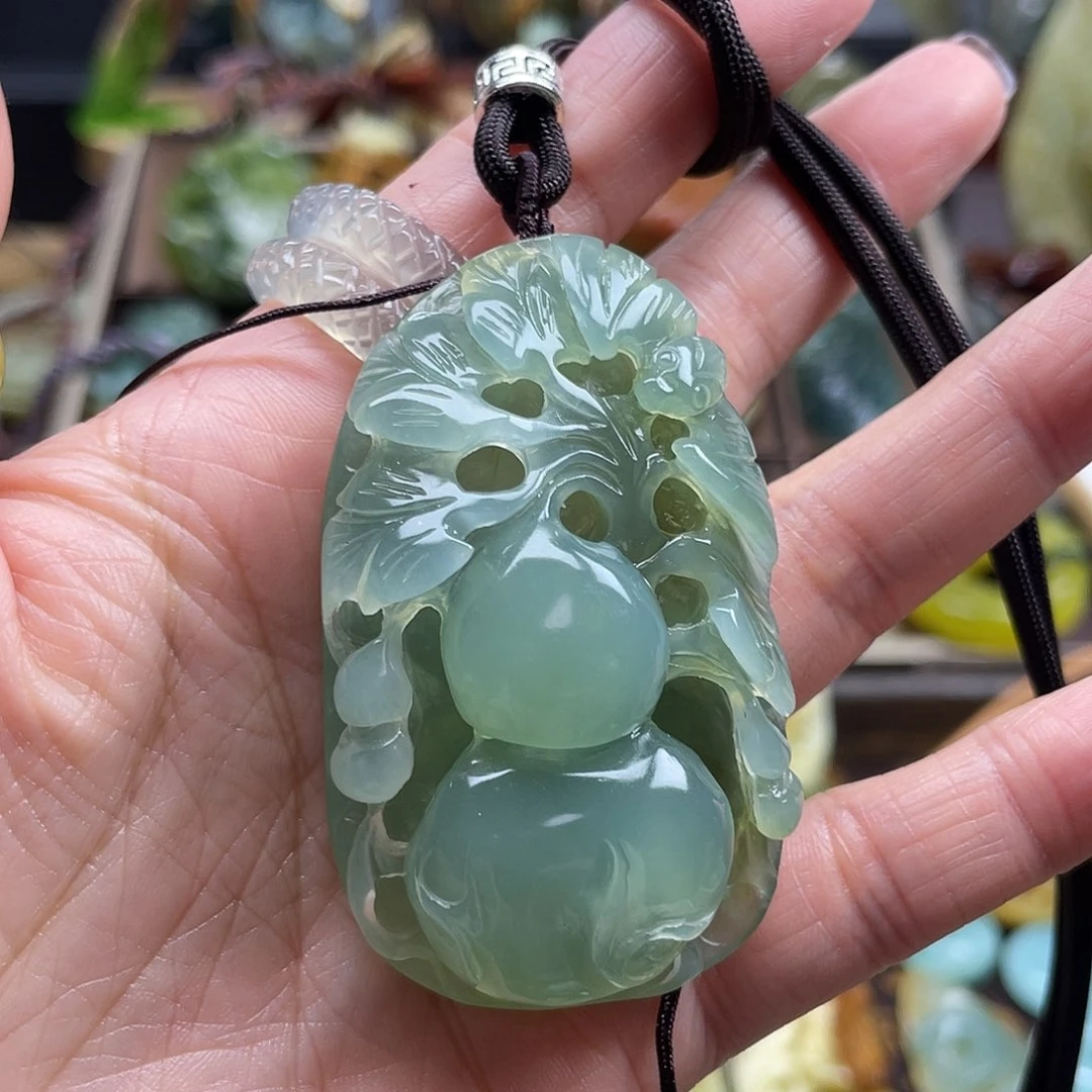 岫玉颈饰未镶嵌盛**年花玉葫芦