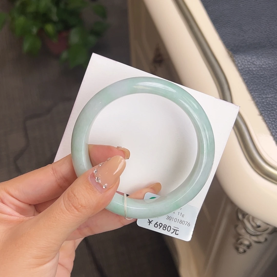 翡翠未镶嵌手镯58.8宽版浅绿底