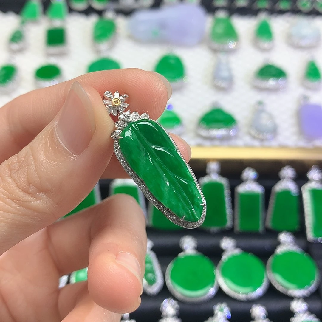 颈饰18K金镶嵌翡翠吊坠