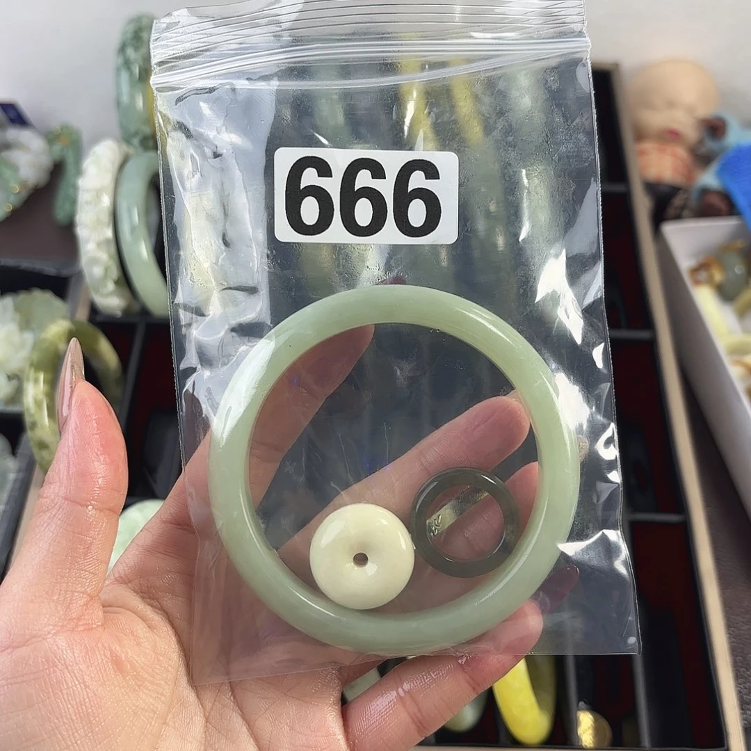 蛇纹石玉手镯未镶嵌是****?