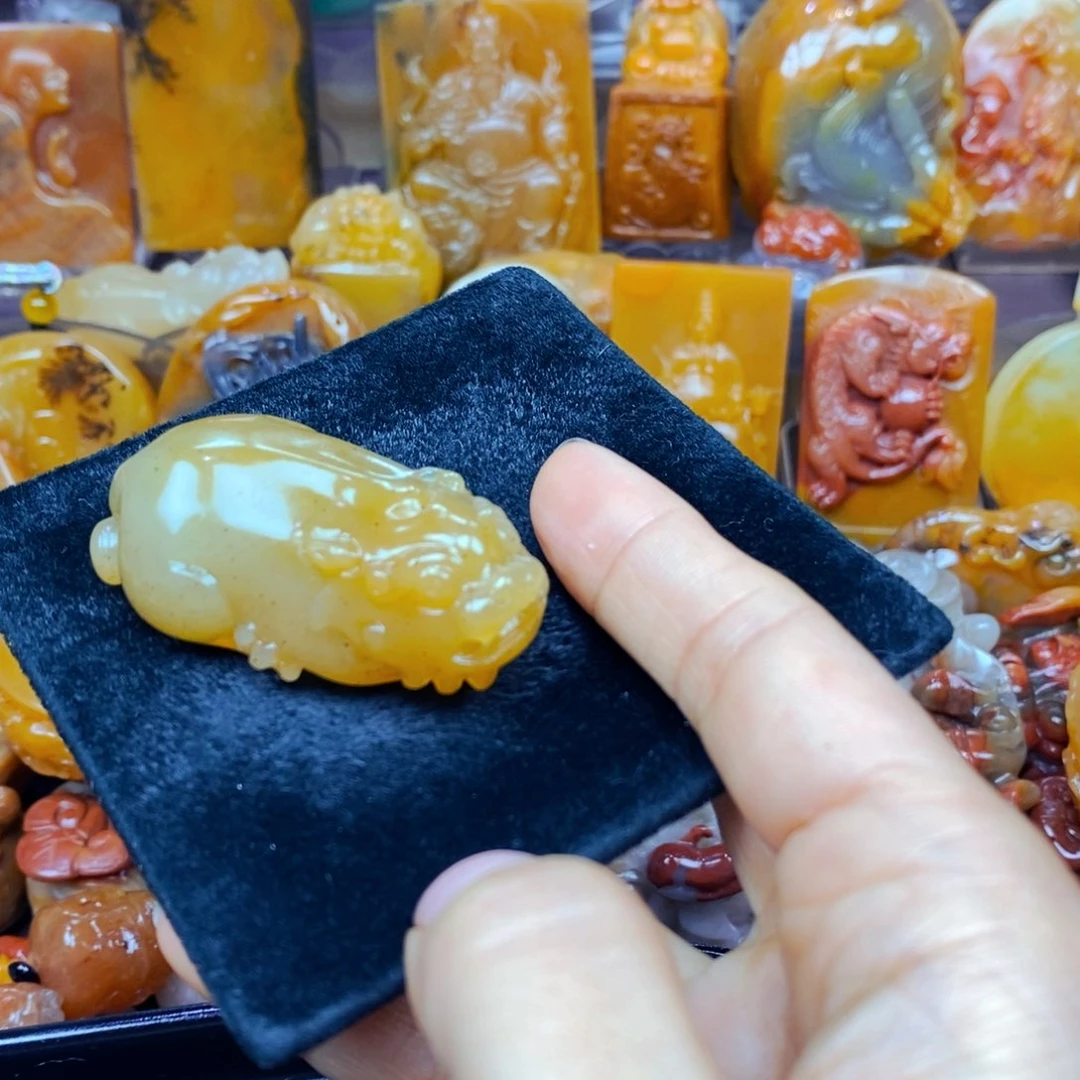 未镶嵌石英质玉（黄龙玉）颈饰
