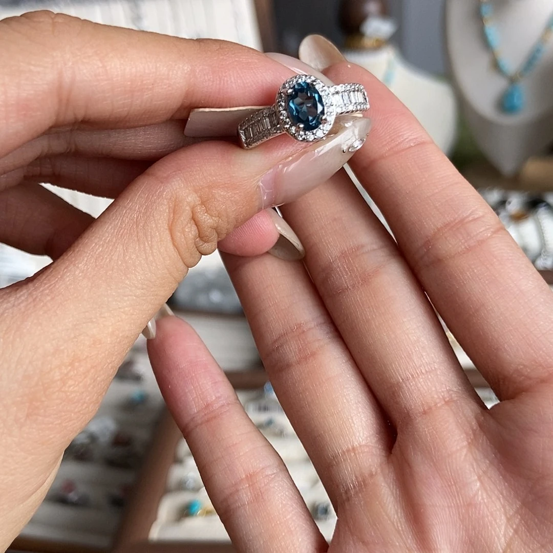 小***安水晶戒指银S925镶嵌蓝托帕150