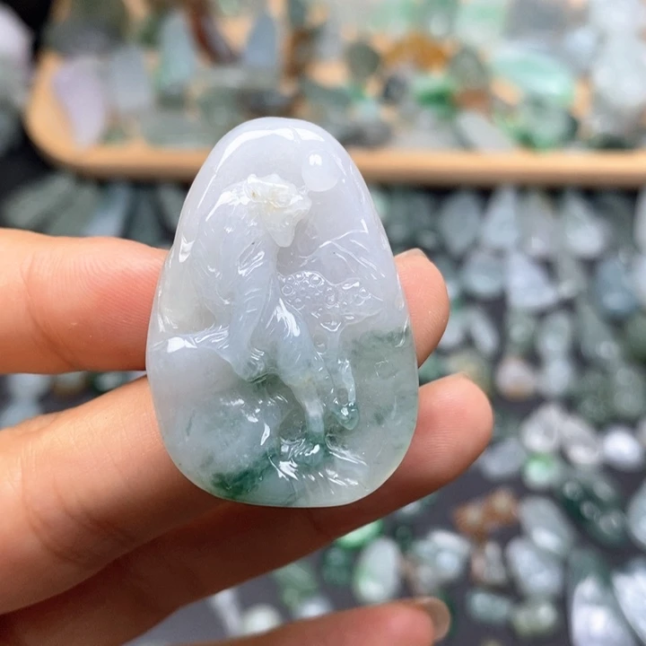 翡翠未镶嵌颈饰老虎