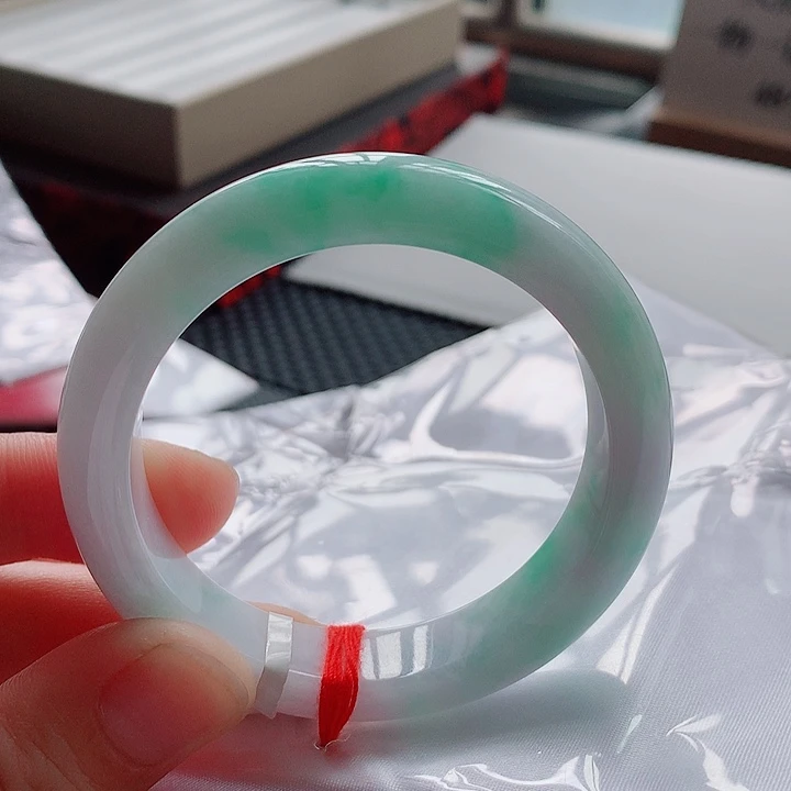 翡翠手镯未镶嵌53.8圈口飘绿手镯