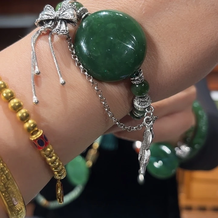 颈饰未镶嵌和田玉（糖玉）