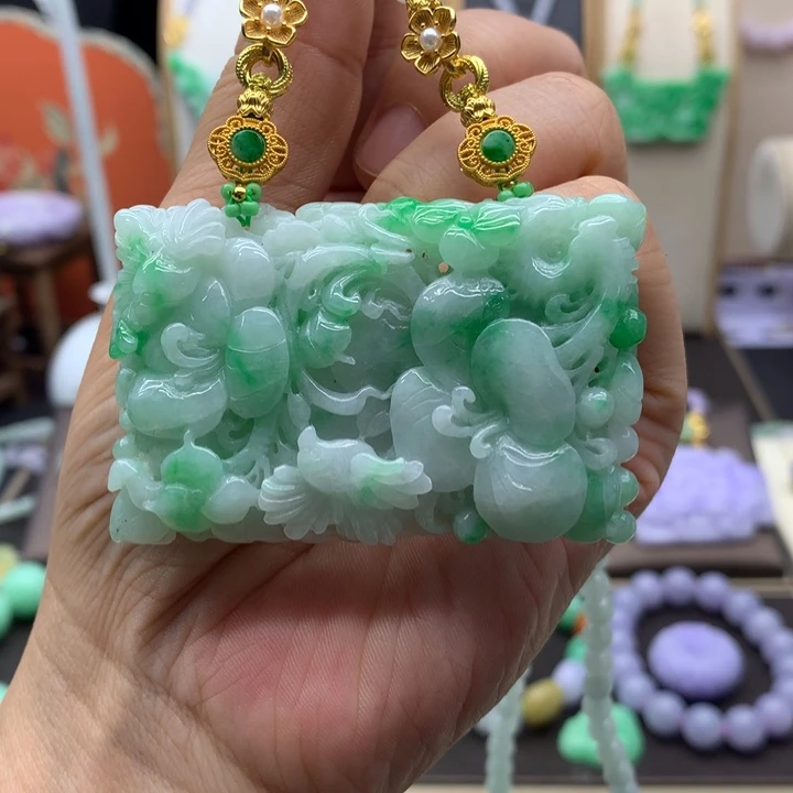 翡翠未镶嵌吊坠(赠链)