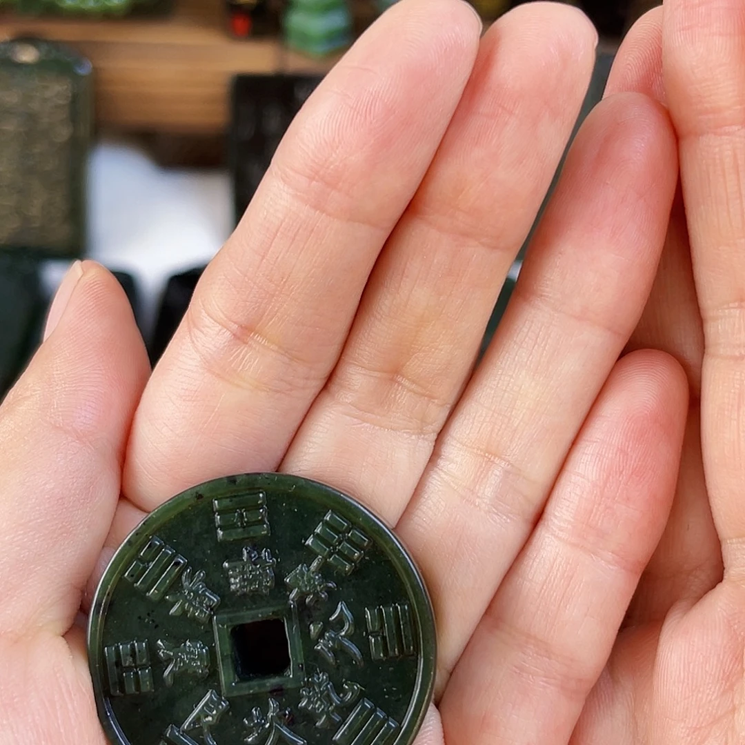 文***姐未镶嵌蛇纹石玉颈饰