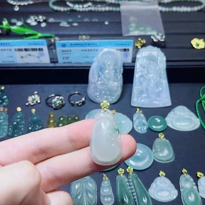翡翠18K金镶嵌颈饰翡翠