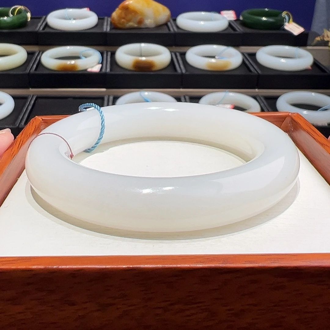 和田玉未镶嵌手镯