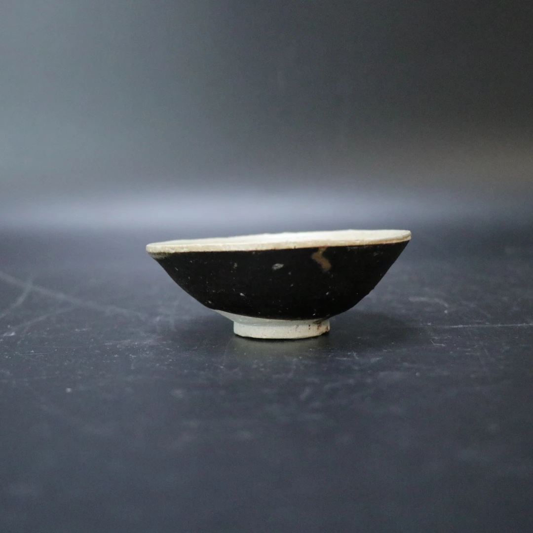 Lot25120876明早期白覆轮盏 直径：约9.8cm