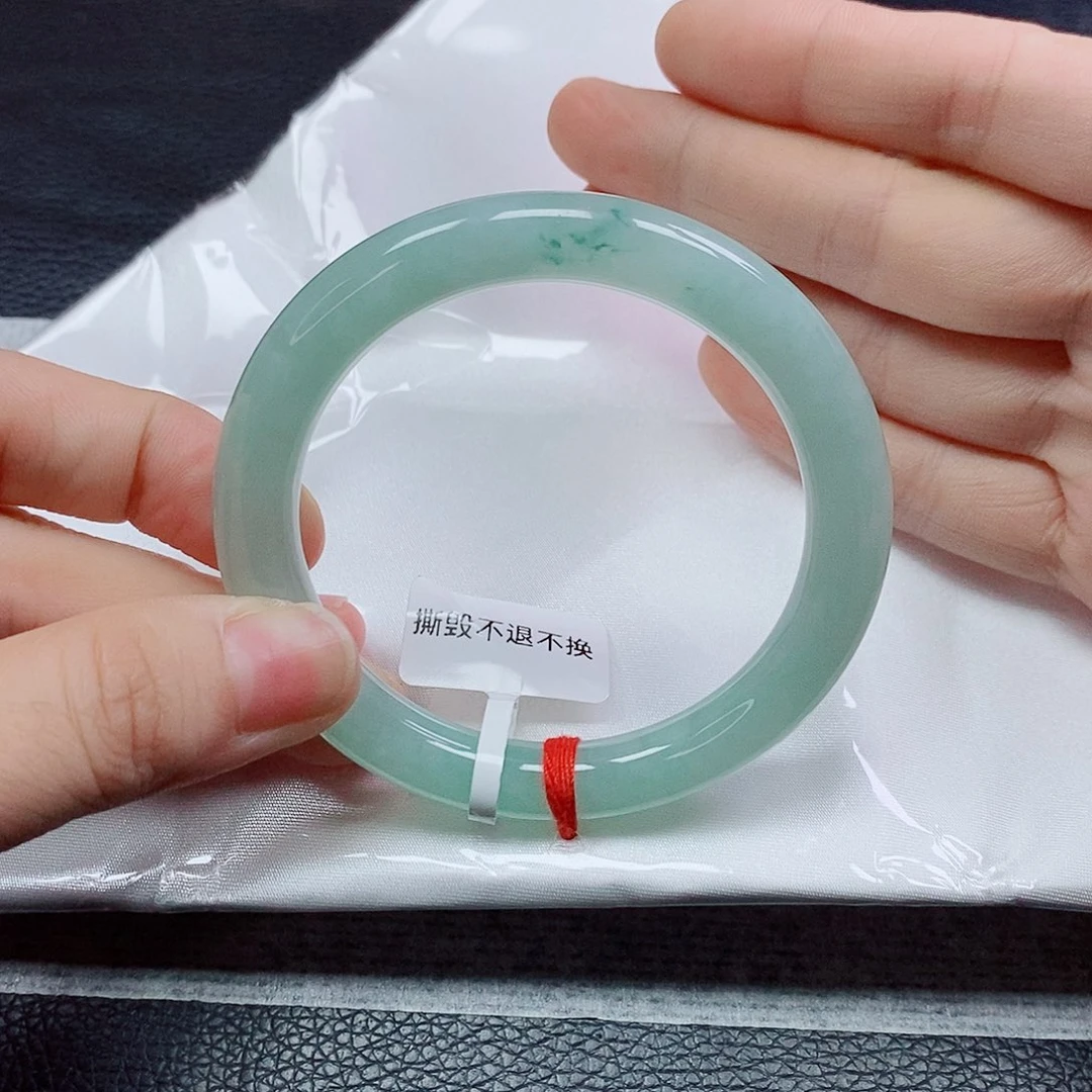 翡翠手镯未镶嵌圆条甜绿飘花