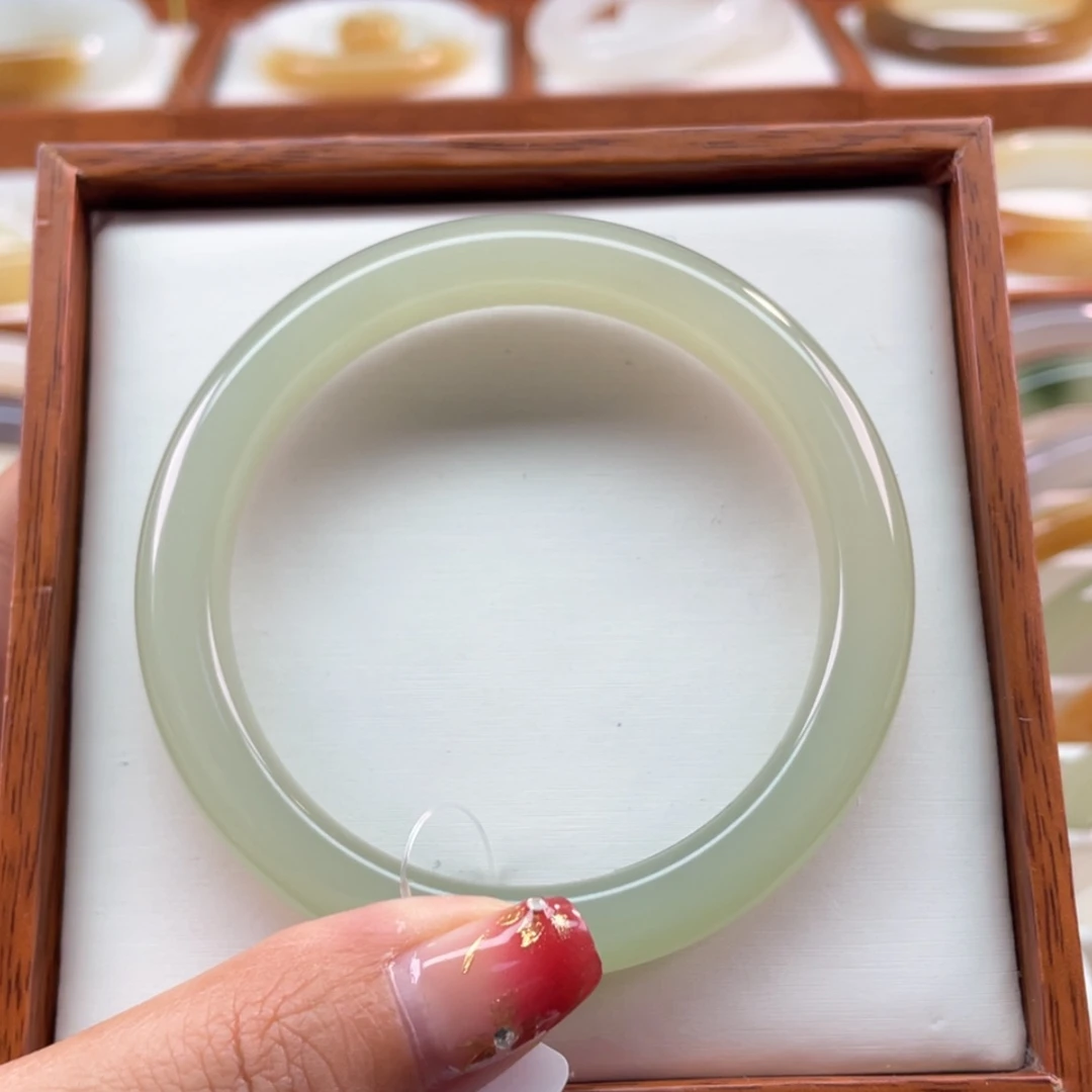 【闪购商品】和田玉手镯未镶嵌58