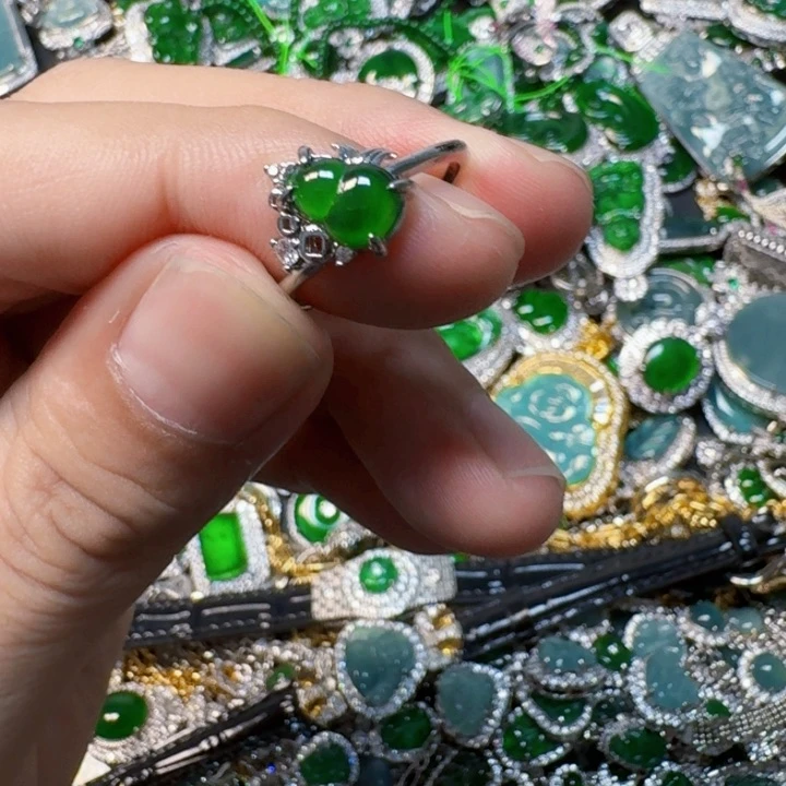 翡翠未镶嵌颈饰天然A货翡翠放漏