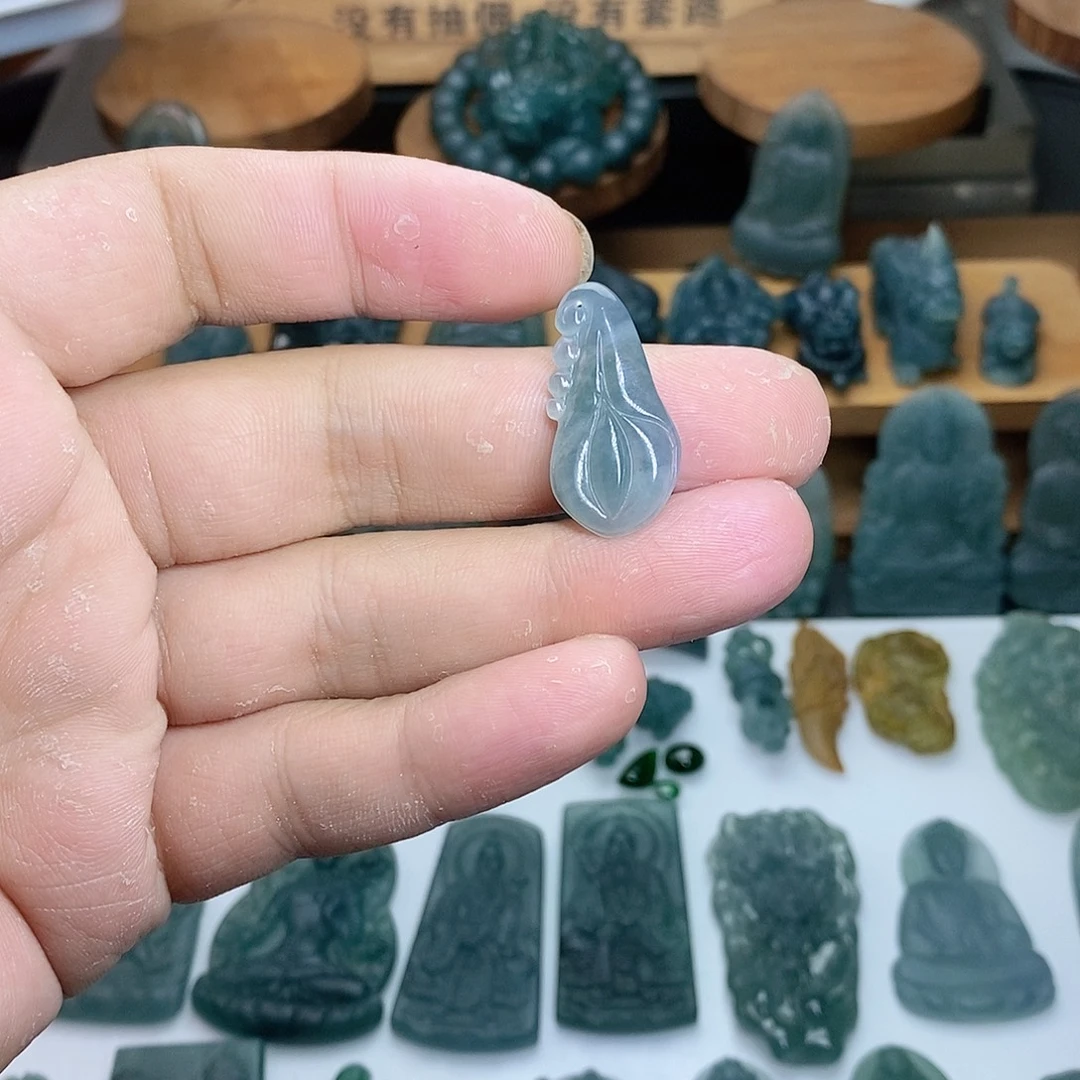 翡翠未镶嵌颈饰玉兰花