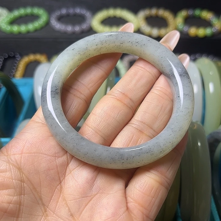 苍***娟和田玉手镯未镶嵌