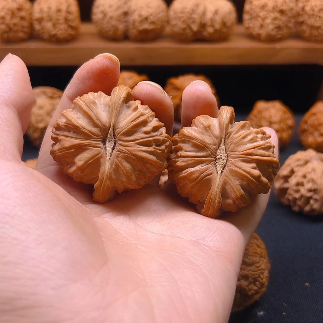 …***.核桃把件红皮白狮子46全品