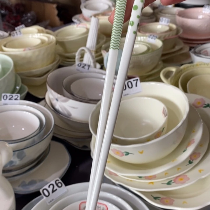 瓷陶瓷筷子10双，两个颜色各五双