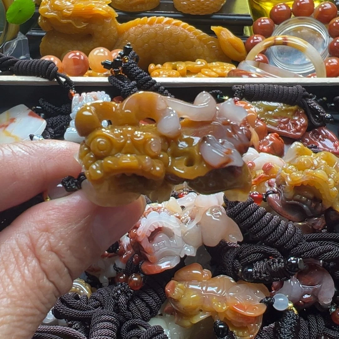 石英质玉未镶嵌颈饰