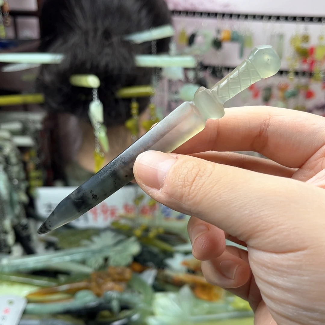 未镶嵌岫玉发饰长度12厘米左右，有孔！