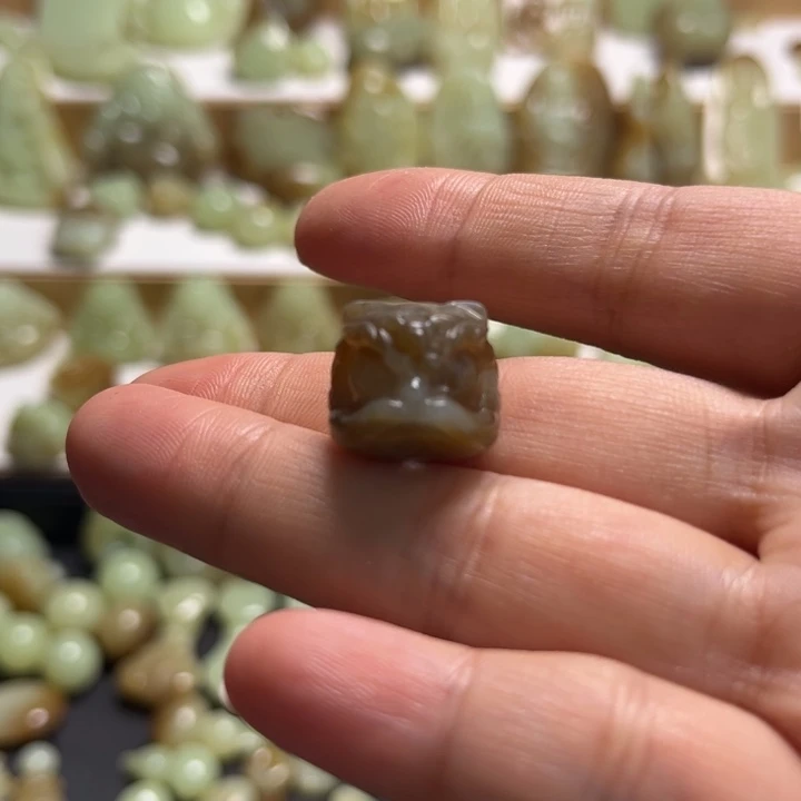 和田玉未镶嵌颈饰涵*