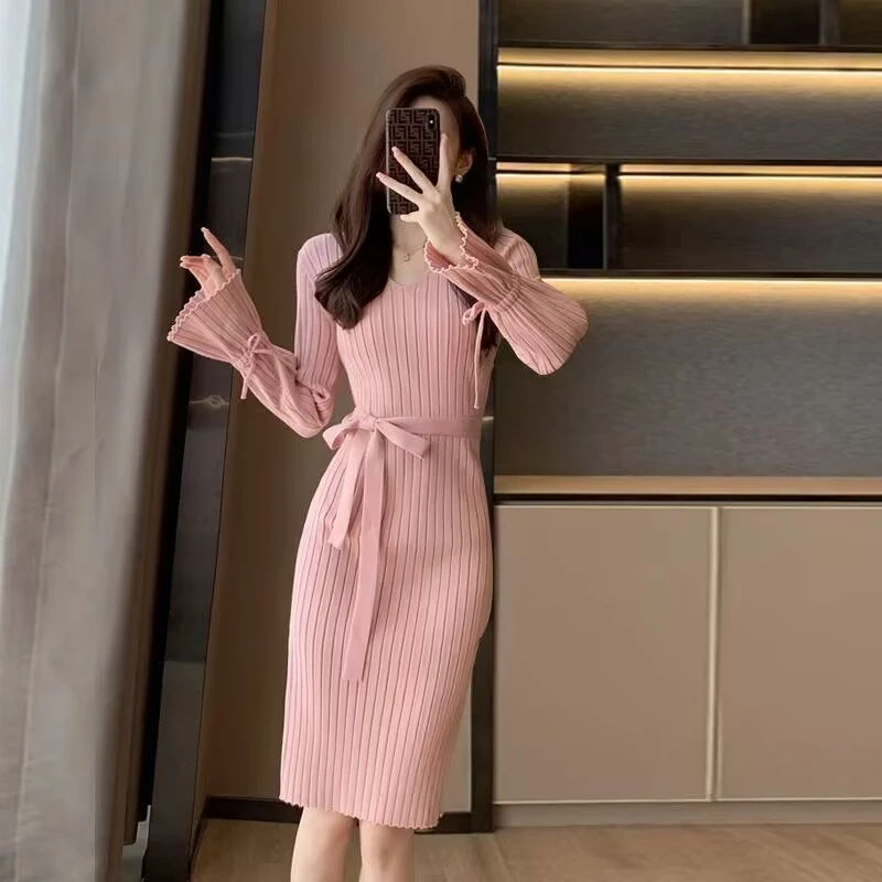 秋冬装新款裙子女收腰气质修身毛衣裙V领包臀裙喇叭袖针织连衣裙